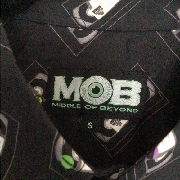 Mens size small short sleeve button down. - Picture 3 of 4